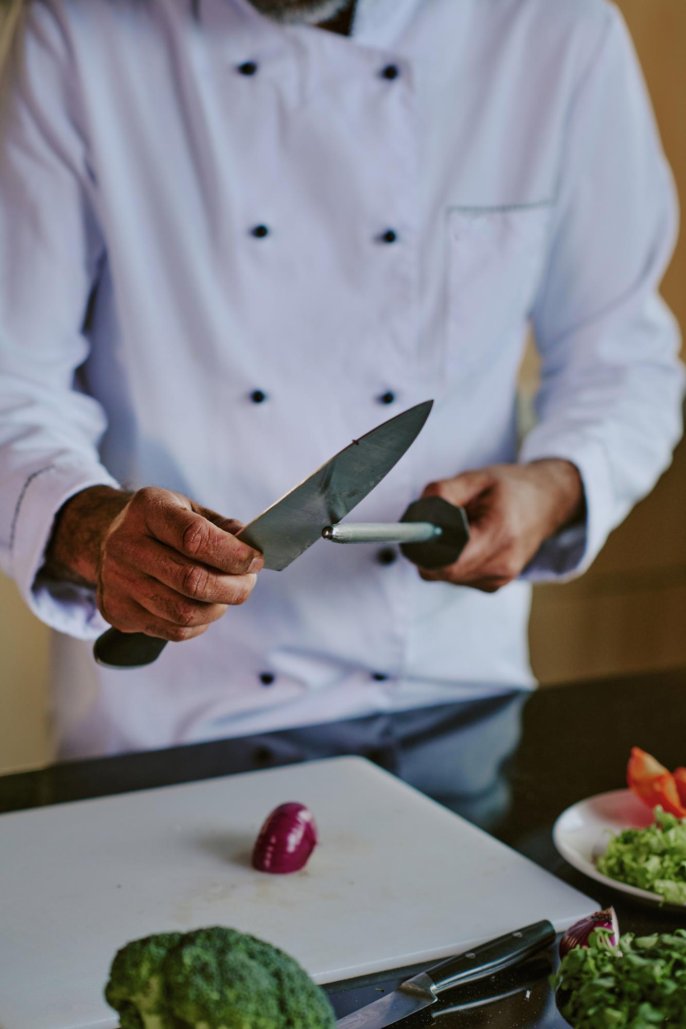 Chef che mostra tecnica di taglio
